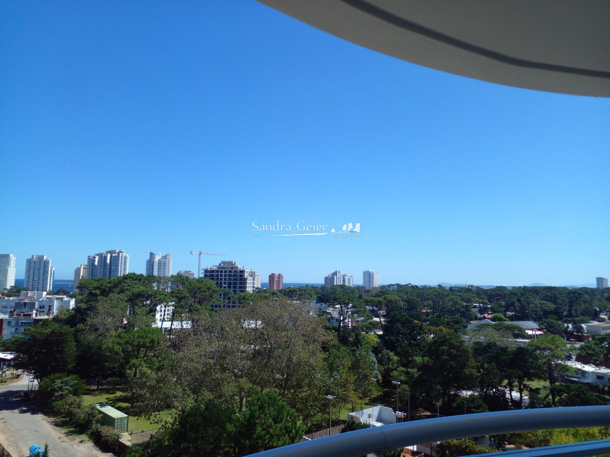 Apartamento ID.2426 - Apartamento en venta de 2 dormitorios, en zona céntrica con variedad de servicios. Punta del Este. 