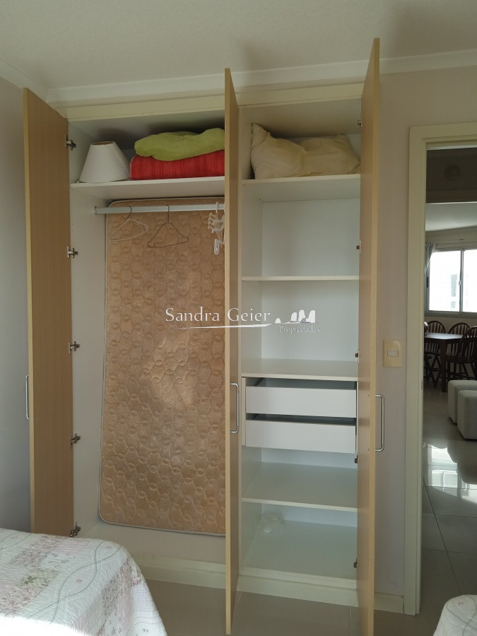 Apartamento ID.2426 - Apartamento en venta de 2 dormitorios, en zona céntrica con variedad de servicios. Punta del Este. 
