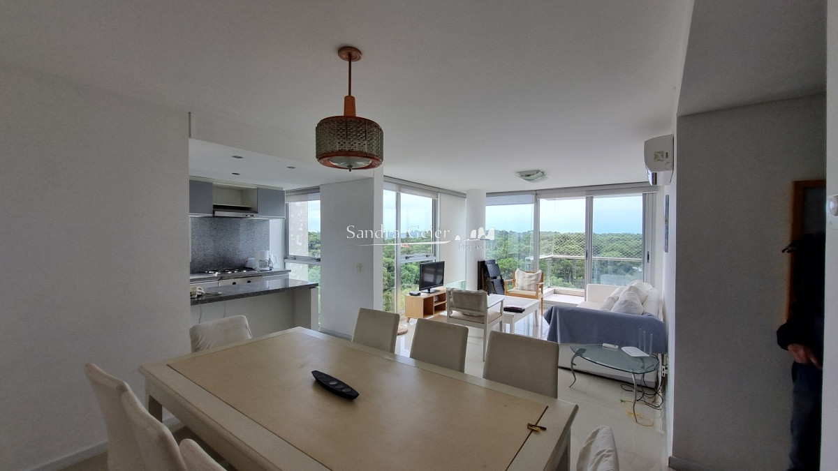 Apartamento ID.2427 - Amplio apartamento de 2 dormitorios y 2 baños, ubicado en un punto estratégico, cerca de todo, con terraza tipo patio.