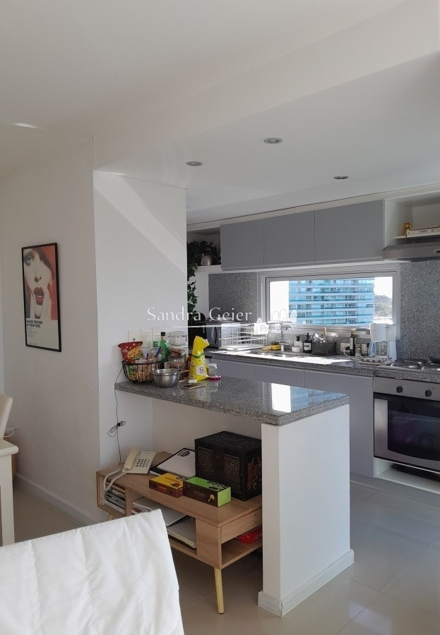 Apartamento ID.2427 - Amplio apartamento de 2 dormitorios y 2 baños, ubicado en un punto estratégico, cerca de todo, con terraza tipo patio.