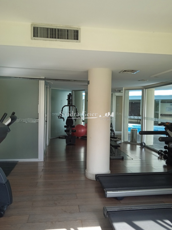 Apartamento ID.2426 - Apartamento en venta de 2 dormitorios, en zona céntrica con variedad de servicios. Punta del Este. 