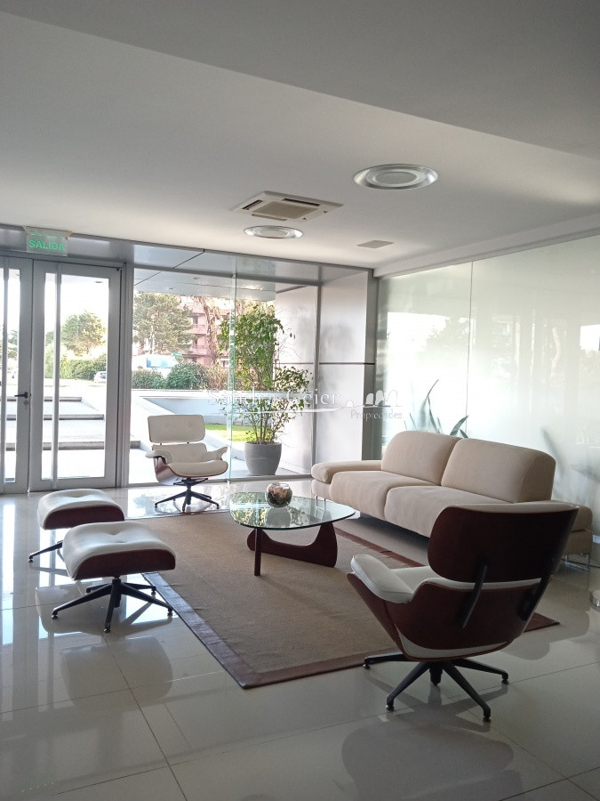 Apartamento ID.2427 - Amplio apartamento de 2 dormitorios y 2 baños, ubicado en un punto estratégico, cerca de todo, con terraza tipo patio.