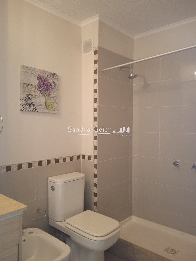 Apartamento ID.2426 - Apartamento en venta de 2 dormitorios, en zona céntrica con variedad de servicios. Punta del Este. 