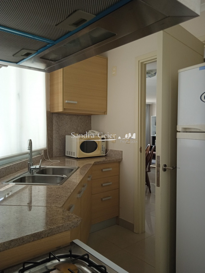 Apartamento ID.2426 - Apartamento en venta de 2 dormitorios, en zona céntrica con variedad de servicios. Punta del Este. 