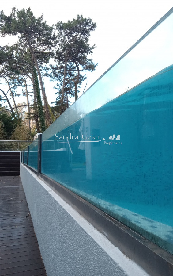 Apartamento ID.2427 - Amplio apartamento de 2 dormitorios y 2 baños, ubicado en un punto estratégico, cerca de todo, con terraza tipo patio.