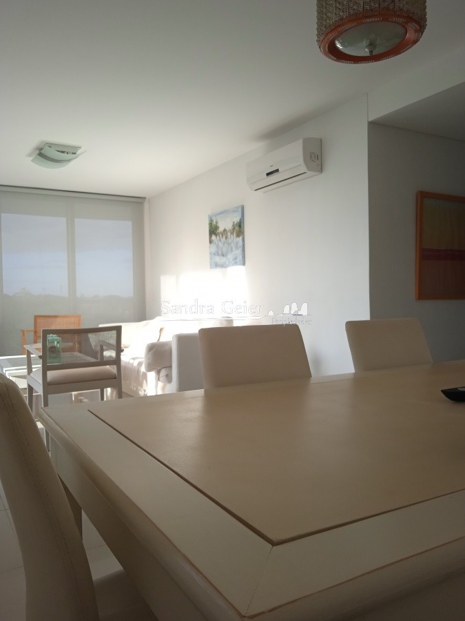 Apartamento ID.2427 - Amplio apartamento de 2 dormitorios y 2 baños, ubicado en un punto estratégico, cerca de todo, con terraza tipo patio.