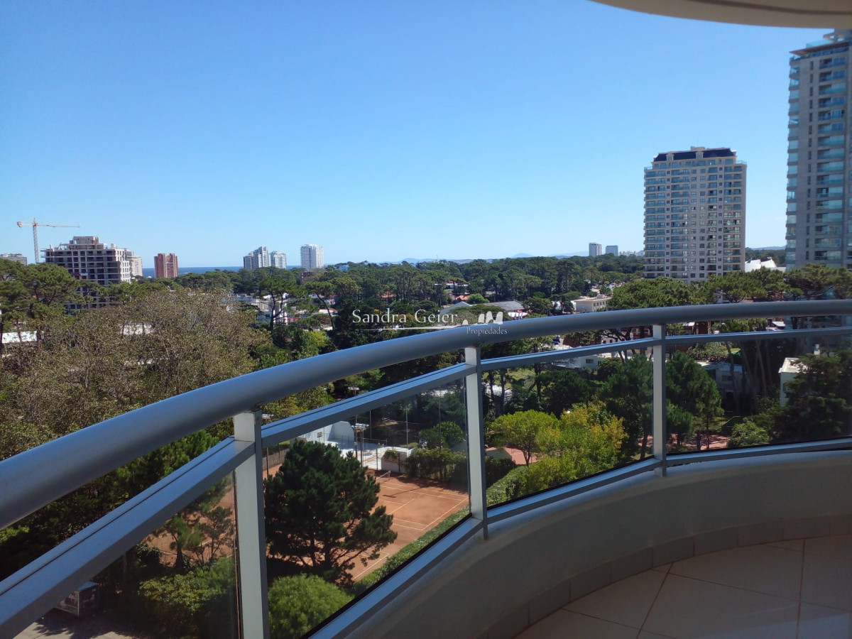Apartamento ID.2426 - Apartamento en venta de 2 dormitorios, en zona céntrica con variedad de servicios. Punta del Este. 