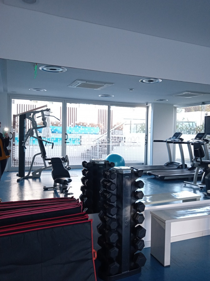 Apartamento ID.2427 - Amplio apartamento de 2 dormitorios y 2 baños, ubicado en un punto estratégico, cerca de todo, con terraza tipo patio.