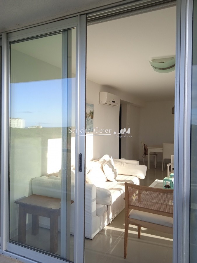 Apartamento ID.2427 - Amplio apartamento de 2 dormitorios y 2 baños, ubicado en un punto estratégico, cerca de todo, con terraza tipo patio.