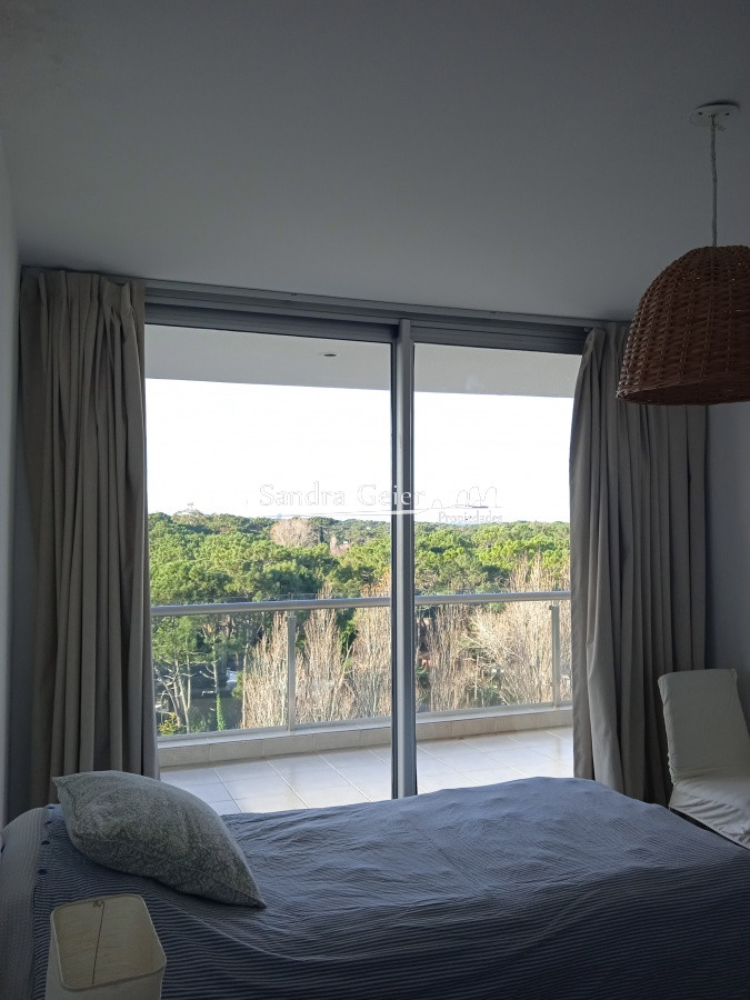 Apartamento ID.2427 - Amplio apartamento de 2 dormitorios y 2 baños, ubicado en un punto estratégico, cerca de todo, con terraza tipo patio.