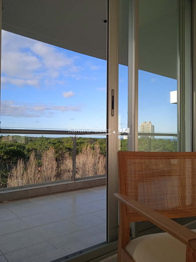 Apartamento ID.2427 - Amplio apartamento de 2 dormitorios y 2 baños, ubicado en un punto estratégico, cerca de todo, con terraza tipo patio.