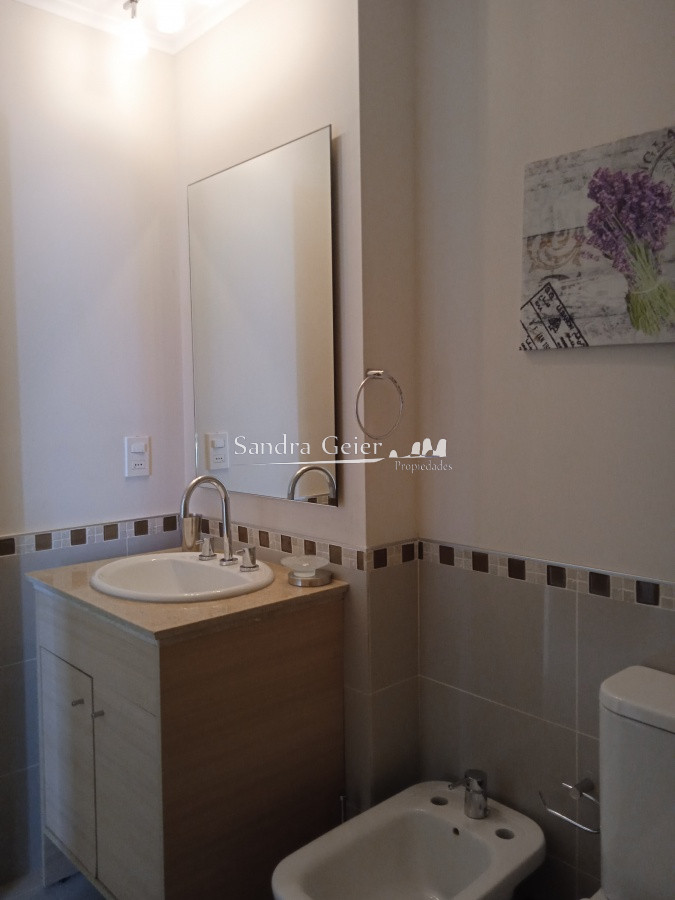 Apartamento ID.2426 - Apartamento en venta de 2 dormitorios, en zona céntrica con variedad de servicios. Punta del Este. 