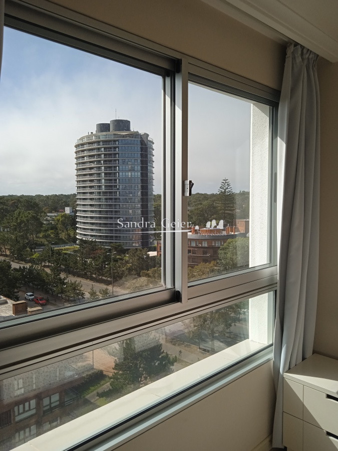 Apartamento ID.2426 - Apartamento en venta de 2 dormitorios, en zona céntrica con variedad de servicios. Punta del Este. 