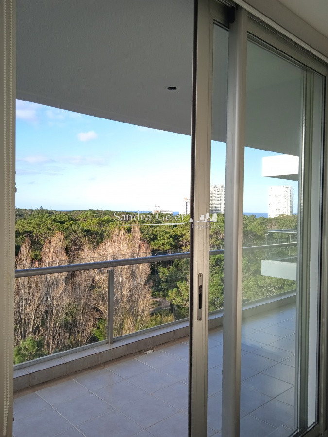 Apartamento ID.2427 - Amplio apartamento de 2 dormitorios y 2 baños, ubicado en un punto estratégico, cerca de todo, con terraza tipo patio.