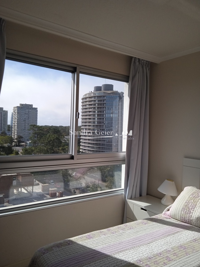 Apartamento ID.2426 - Apartamento en venta de 2 dormitorios, en zona céntrica con variedad de servicios. Punta del Este. 
