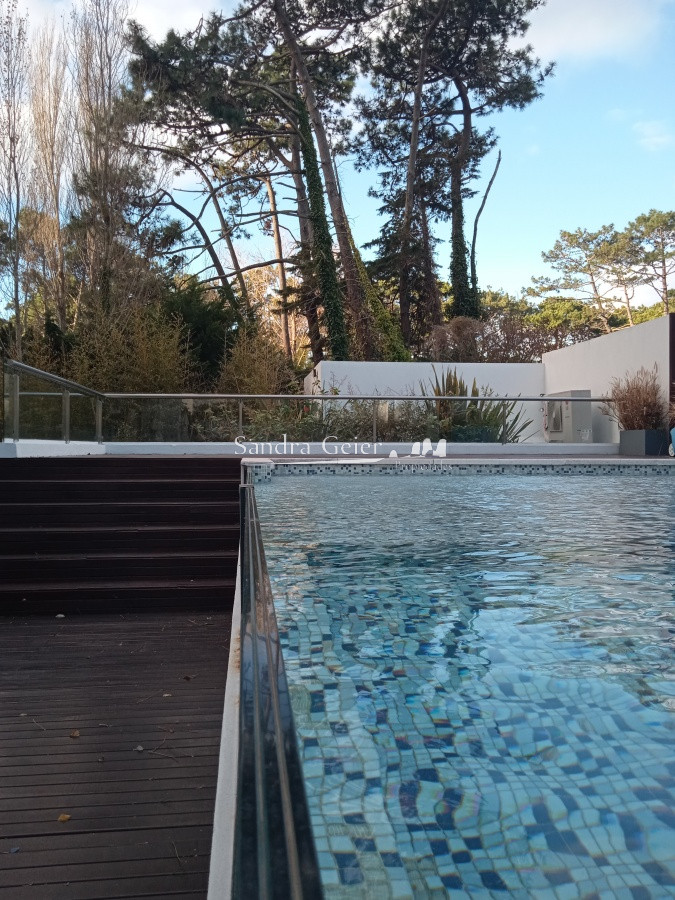 Apartamento ID.2427 - Amplio apartamento de 2 dormitorios y 2 baños, ubicado en un punto estratégico, cerca de todo, con terraza tipo patio.