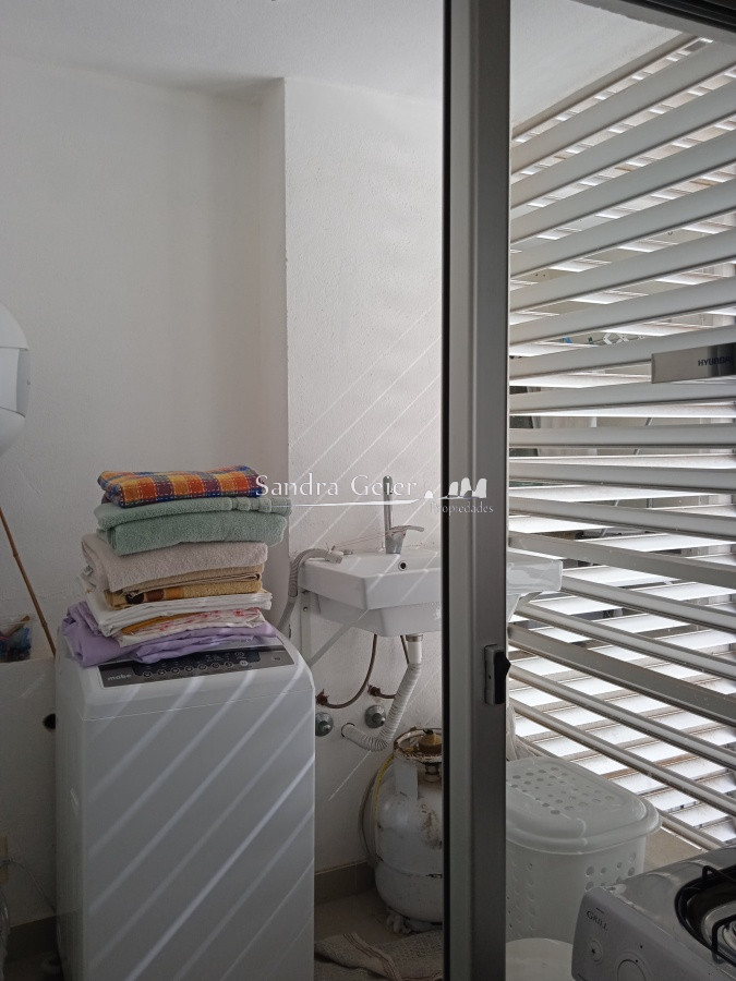 Apartamento ID.2426 - Apartamento en venta de 2 dormitorios, en zona céntrica con variedad de servicios. Punta del Este. 
