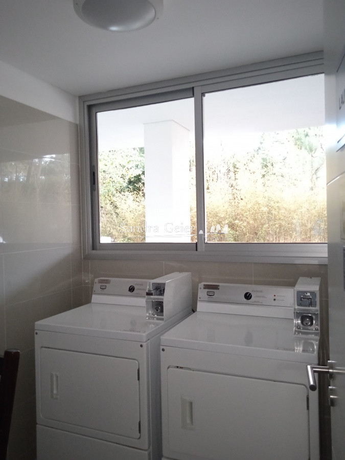 Apartamento ID.2427 - Amplio apartamento de 2 dormitorios y 2 baños, ubicado en un punto estratégico, cerca de todo, con terraza tipo patio.