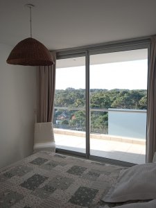 Apartamento ID.2427 - Amplio apartamento de 2 dormitorios y 2 baños, ubicado en un punto estratégico, cerca de todo, con terraza tipo patio.