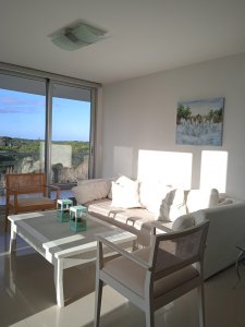 Apartamento ID.2427 - Amplio apartamento de 2 dormitorios y 2 baños, ubicado en un punto estratégico, cerca de todo, con terraza tipo patio.