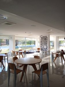 Apartamento ID.2427 - Amplio apartamento de 2 dormitorios y 2 baños, ubicado en un punto estratégico, cerca de todo, con terraza tipo patio.