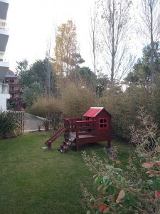 Apartamento ID.2427 - Amplio apartamento de 2 dormitorios y 2 baños, ubicado en un punto estratégico, cerca de todo, con terraza tipo patio.