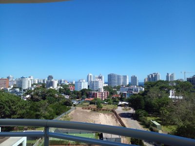 Apartamento ID.2426 - Apartamento en venta de 2 dormitorios, en zona céntrica con variedad de servicios. Punta del Este. 