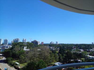 Apartamento ID.2426 - Apartamento en venta de 2 dormitorios, en zona céntrica con variedad de servicios. Punta del Este. 