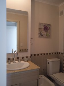 Apartamento ID.2426 - Apartamento en venta de 2 dormitorios, en zona céntrica con variedad de servicios. Punta del Este. 