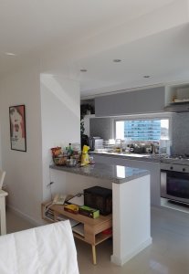 Apartamento ID.2427 - Amplio apartamento de 2 dormitorios y 2 baños, ubicado en un punto estratégico, cerca de todo, con terraza tipo patio.