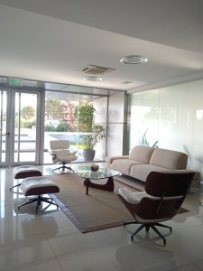 Apartamento ID.2427 - Amplio apartamento de 2 dormitorios y 2 baños, ubicado en un punto estratégico, cerca de todo, con terraza tipo patio.