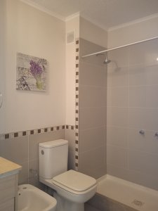 Apartamento ID.2426 - Apartamento en venta de 2 dormitorios, en zona céntrica con variedad de servicios. Punta del Este. 