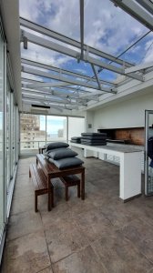 Apartamento ID.2427 - Amplio apartamento de 2 dormitorios y 2 baños, ubicado en un punto estratégico, cerca de todo, con terraza tipo patio.