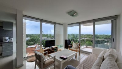 Apartamento ID.2427 - Amplio apartamento de 2 dormitorios y 2 baños, ubicado en un punto estratégico, cerca de todo, con terraza tipo patio.