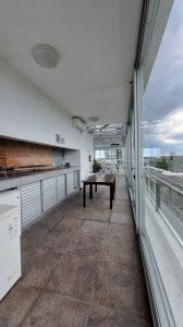 Apartamento ID.2427 - Amplio apartamento de 2 dormitorios y 2 baños, ubicado en un punto estratégico, cerca de todo, con terraza tipo patio.