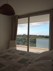 Apartamento ID.2427 - Amplio apartamento de 2 dormitorios y 2 baños, ubicado en un punto estratégico, cerca de todo, con terraza tipo patio.