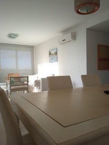 Apartamento ID.2427 - Amplio apartamento de 2 dormitorios y 2 baños, ubicado en un punto estratégico, cerca de todo, con terraza tipo patio.