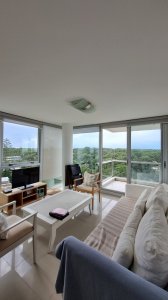 Apartamento ID.2427 - Amplio apartamento de 2 dormitorios y 2 baños, ubicado en un punto estratégico, cerca de todo, con terraza tipo patio.