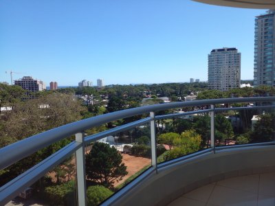 Apartamento ID.2426 - Apartamento en venta de 2 dormitorios, en zona céntrica con variedad de servicios. Punta del Este. 