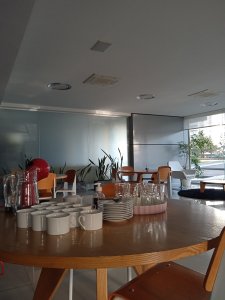 Apartamento ID.2427 - Amplio apartamento de 2 dormitorios y 2 baños, ubicado en un punto estratégico, cerca de todo, con terraza tipo patio.