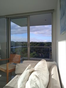 Apartamento ID.2427 - Amplio apartamento de 2 dormitorios y 2 baños, ubicado en un punto estratégico, cerca de todo, con terraza tipo patio.