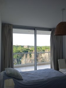 Apartamento ID.2427 - Amplio apartamento de 2 dormitorios y 2 baños, ubicado en un punto estratégico, cerca de todo, con terraza tipo patio.