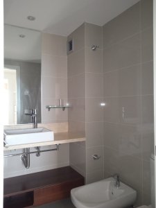 Apartamento ID.2427 - Amplio apartamento de 2 dormitorios y 2 baños, ubicado en un punto estratégico, cerca de todo, con terraza tipo patio.