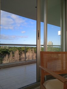 Apartamento ID.2427 - Amplio apartamento de 2 dormitorios y 2 baños, ubicado en un punto estratégico, cerca de todo, con terraza tipo patio.