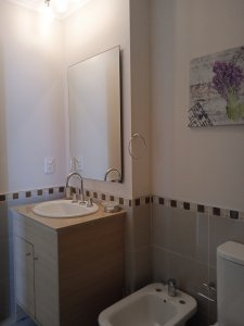 Apartamento ID.2426 - Apartamento en venta de 2 dormitorios, en zona céntrica con variedad de servicios. Punta del Este. 