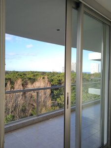 Apartamento ID.2427 - Amplio apartamento de 2 dormitorios y 2 baños, ubicado en un punto estratégico, cerca de todo, con terraza tipo patio.