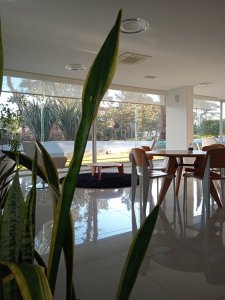Apartamento ID.2427 - Amplio apartamento de 2 dormitorios y 2 baños, ubicado en un punto estratégico, cerca de todo, con terraza tipo patio.