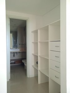 Apartamento ID.2427 - Amplio apartamento de 2 dormitorios y 2 baños, ubicado en un punto estratégico, cerca de todo, con terraza tipo patio.