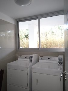 Apartamento ID.2427 - Amplio apartamento de 2 dormitorios y 2 baños, ubicado en un punto estratégico, cerca de todo, con terraza tipo patio.