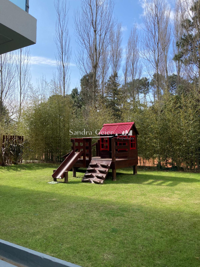 Apartamento ID.2427 - Amplio apartamento de 2 dormitorios y 2 baños, ubicado en un punto estratégico, cerca de todo, con terraza tipo patio.